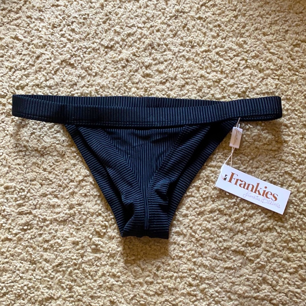 Super cute Frankie’s bikinis black bottoms size M